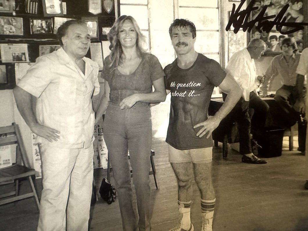 Vito Antuofermo signed Rare autographed Boxing photo sharing time with LaMotta and wife. COA