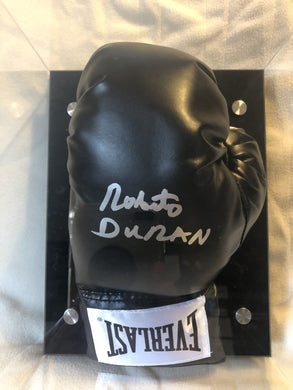 Roberto Duran autographed signed Everlast Blk/Silver horizontal boxing gloves display.